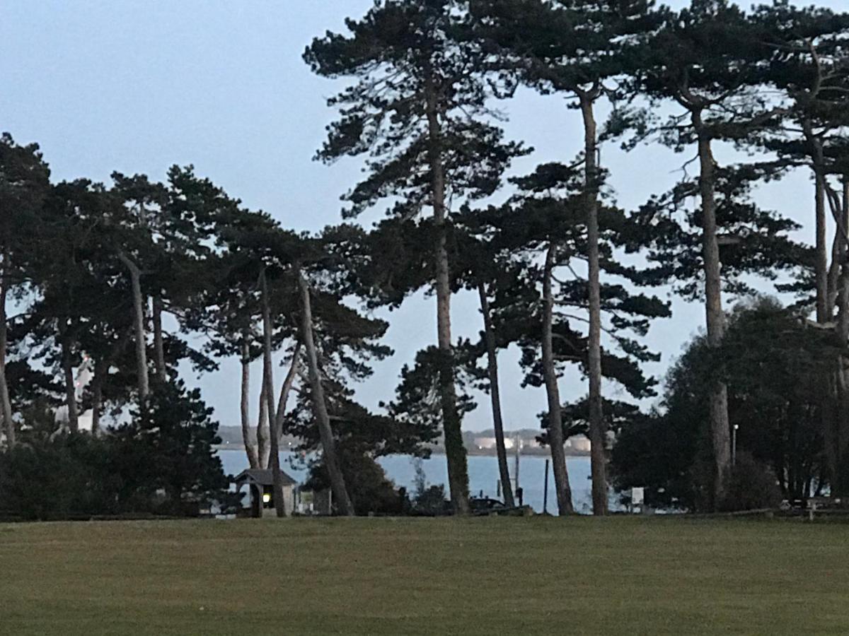 Stunning Pied-a-terre Moments From The Water. * Netley