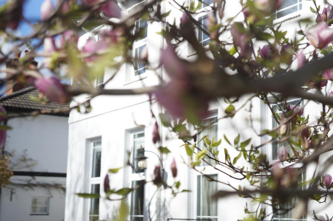 Stunning Pied-a-terre Moments From The Water. Apartment