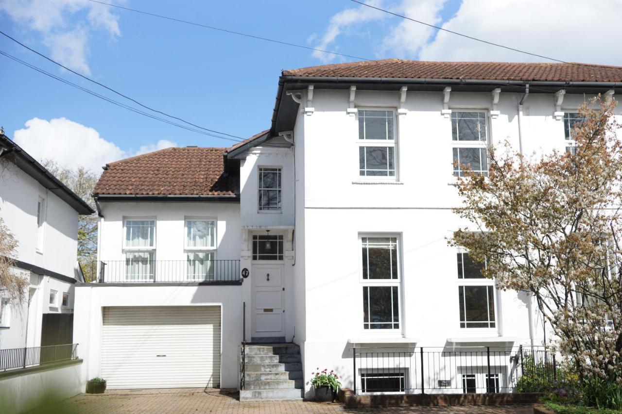 Stunning Pied-a-terre Moments From The Water. Apartment Netley