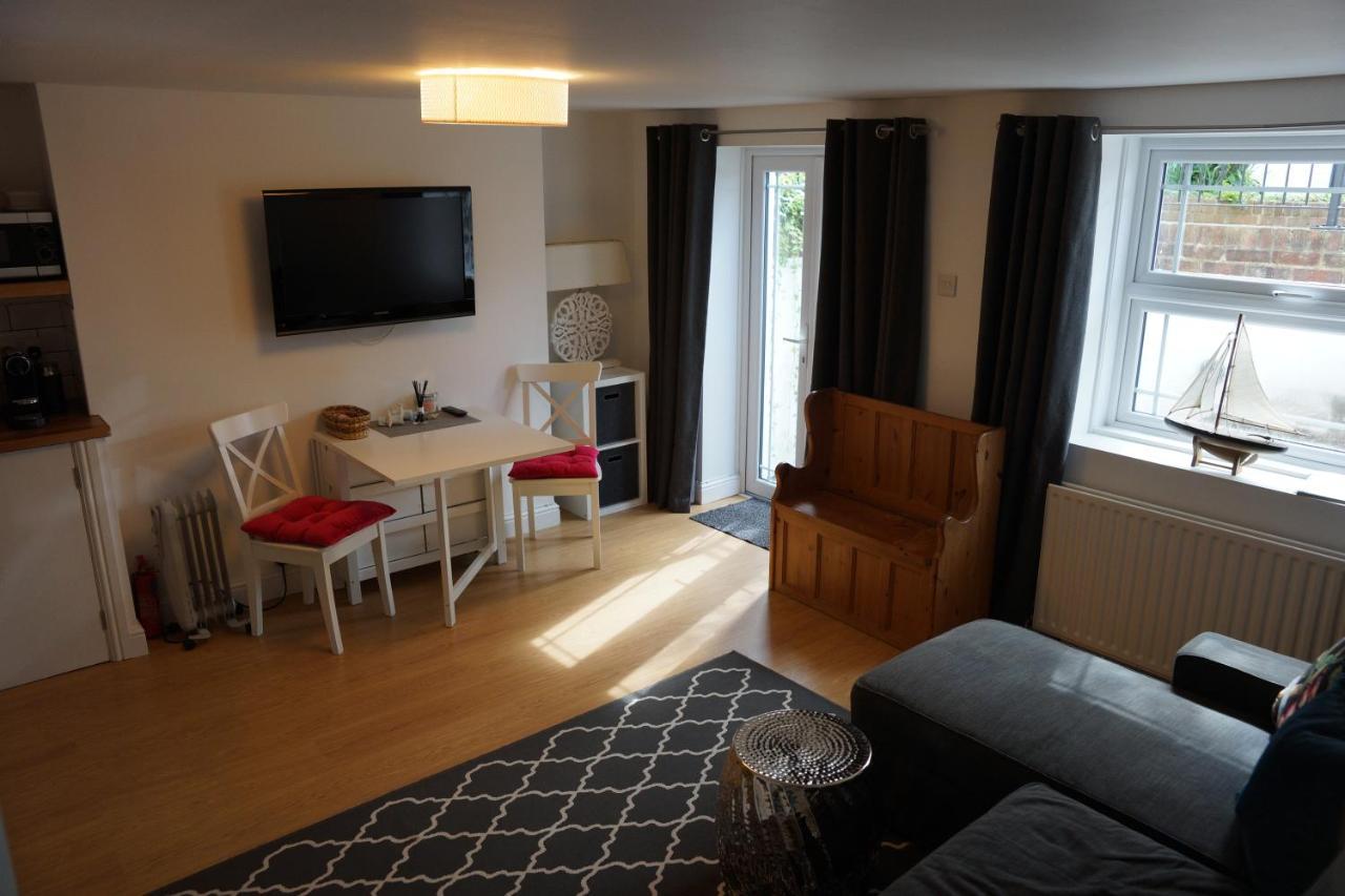 Apartment Stunning Pied-a-terre Moments From The Water. Netley