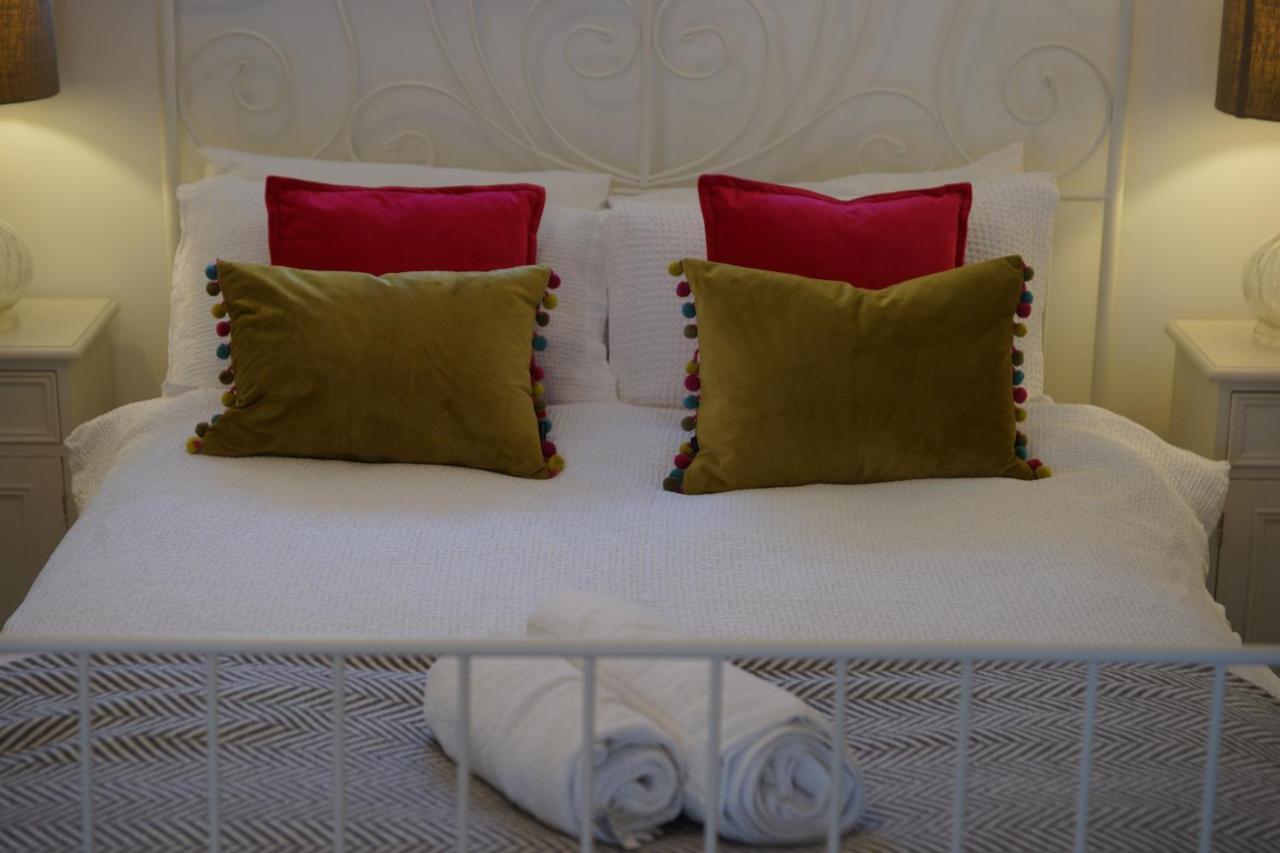 Stunning Pied-a-terre Moments From The Water. *